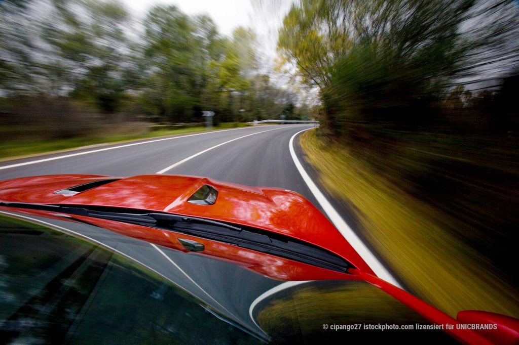 Blick durch eine Windschutzscheibe nach der Reparatur von einem Steinschlag